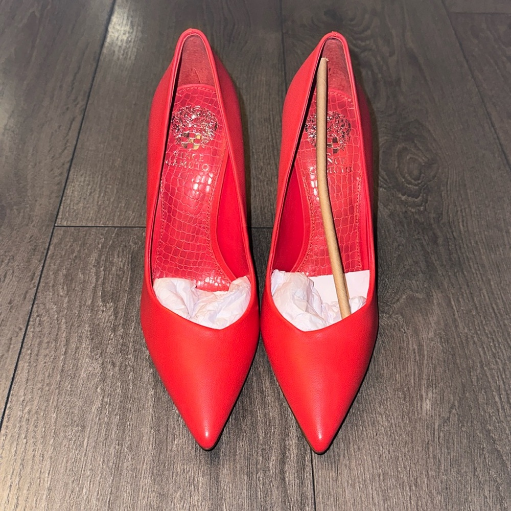 VINCE CAMUTO AKENTA PUMP